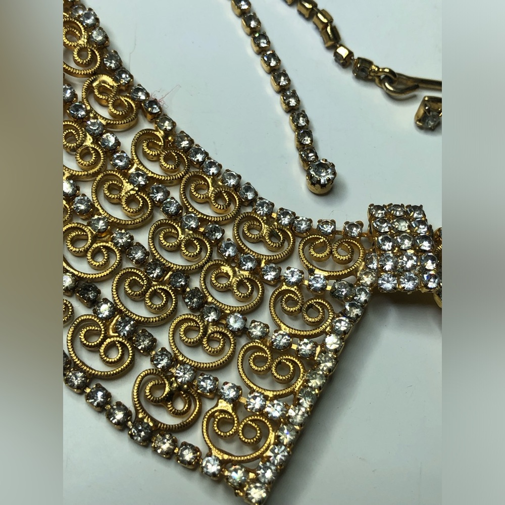 VTG Gold tone collar sparkle necklace includes earrings - Picture 11 of 16